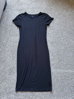Women’s Black Short-Sleeve Midi Dress